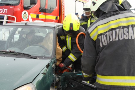 Beszorult sérültet szabadítottak ki a hétfői balesetben a tűzoltók